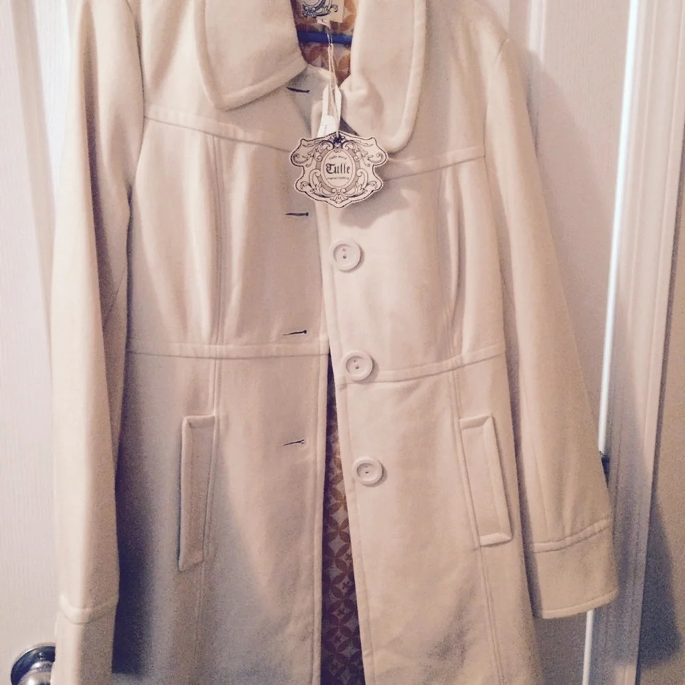 Beautiful white coat - Picture 3 of 3